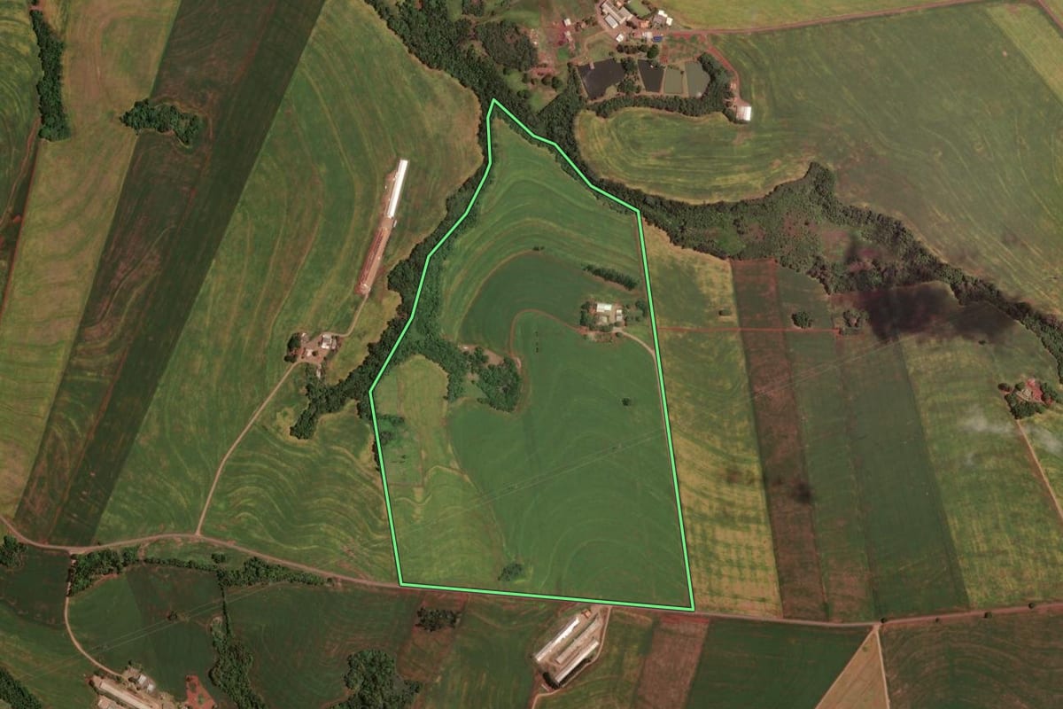 Imagem de satélite do imóvel rural em Ubiratã (PR), com o contorno declarado no CAR desenhado por cima.