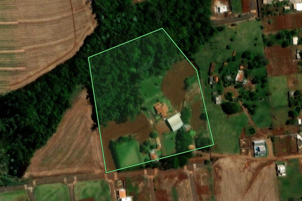 Imagem de satélite do imóvel rural em Ubiratã (PR), com o contorno declarado no CAR desenhado por cima.