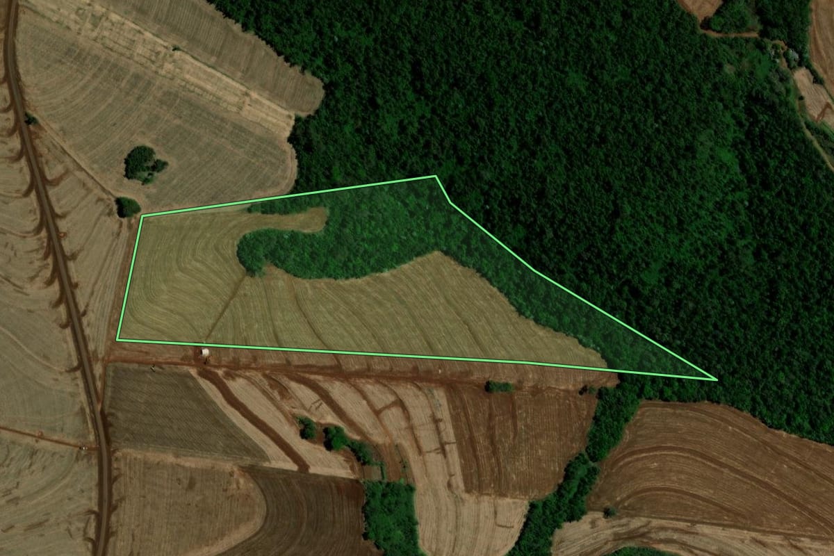 Imagem de satélite do imóvel rural em Ubiratã (PR), com o contorno declarado no CAR desenhado por cima.