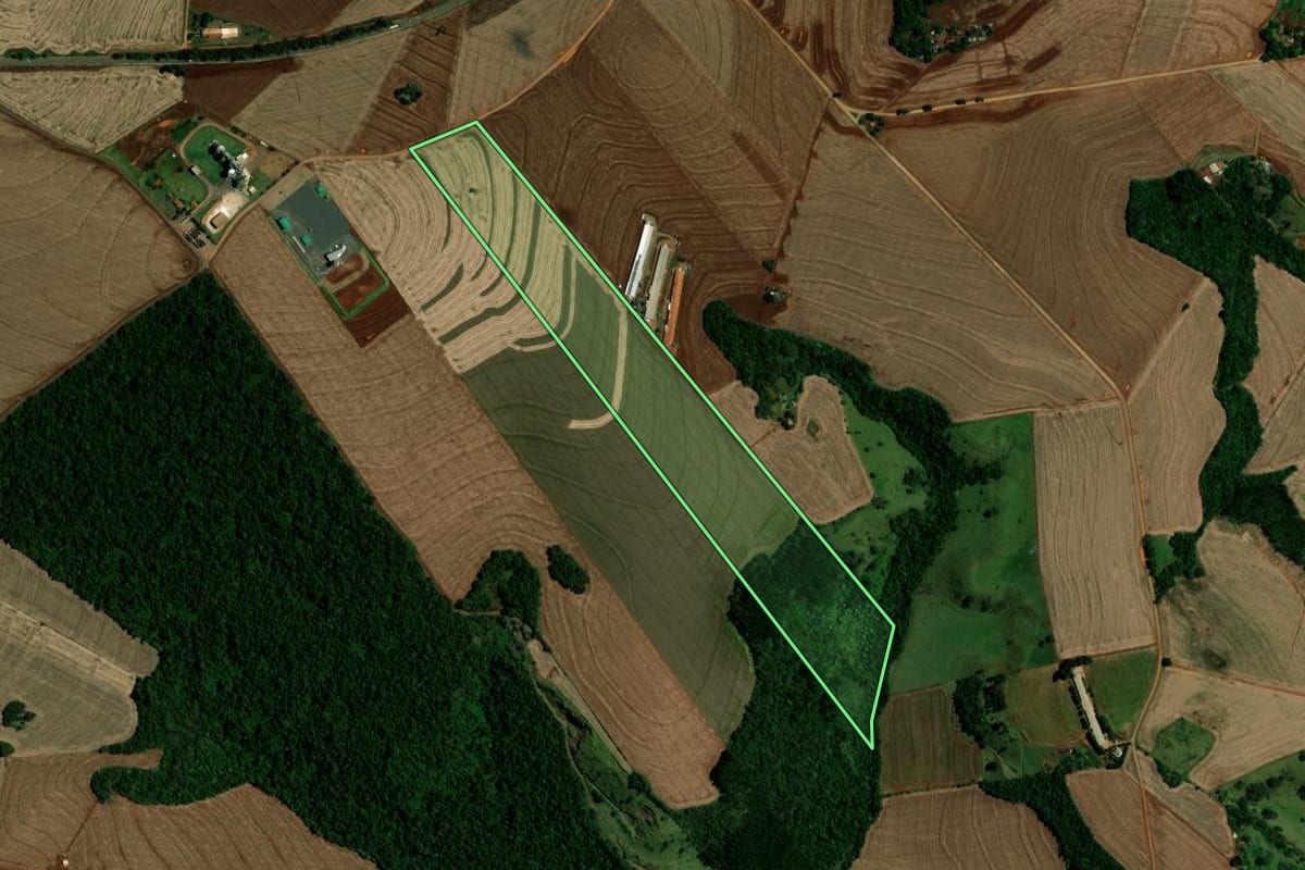 Imagem de satélite do imóvel rural em Ubiratã (PR), com o contorno declarado no CAR desenhado por cima.