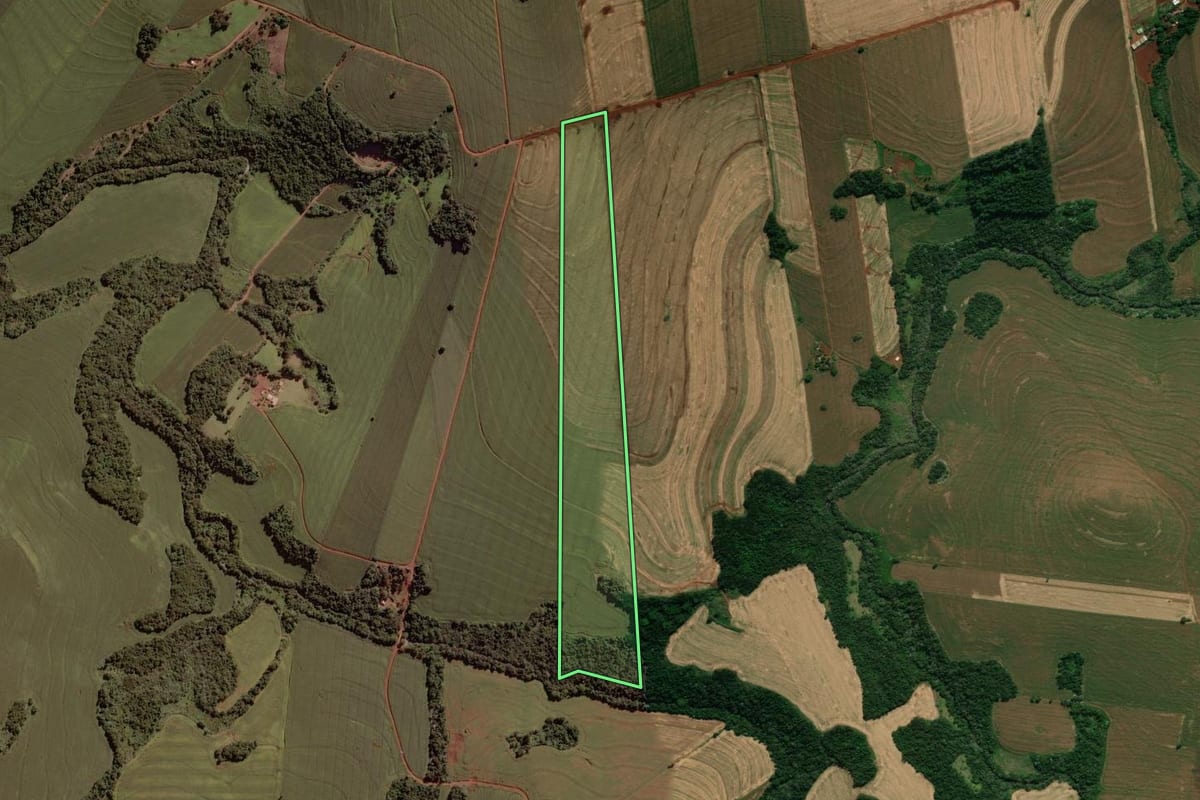 Imagem de satélite do imóvel rural em Ubiratã (PR), com o contorno declarado no CAR desenhado por cima.