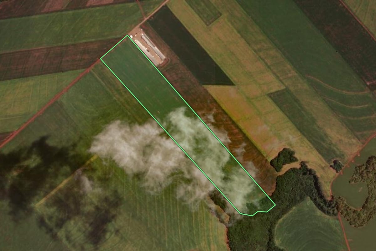 Imagem de satélite do imóvel rural em Ubiratã (PR), com o contorno declarado no CAR desenhado por cima.