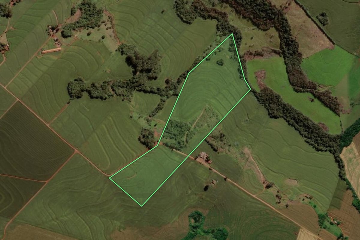 Imagem de satélite do imóvel rural em Ubiratã (PR), com o contorno declarado no CAR desenhado por cima.