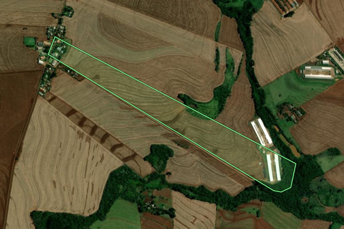 Imagem de satélite do imóvel rural em Ubiratã (PR), com o contorno declarado no CAR desenhado por cima.