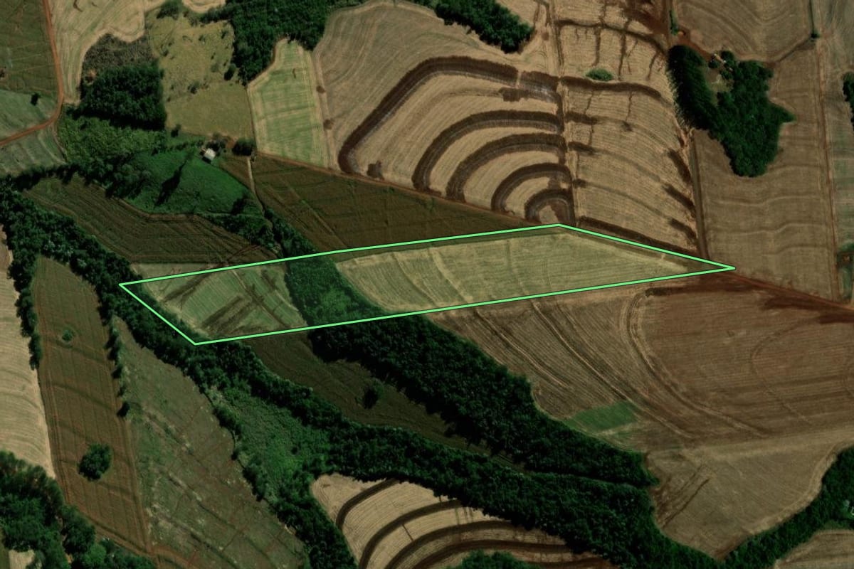 Imagem de satélite do imóvel rural em Ubiratã (PR), com o contorno declarado no CAR desenhado por cima.