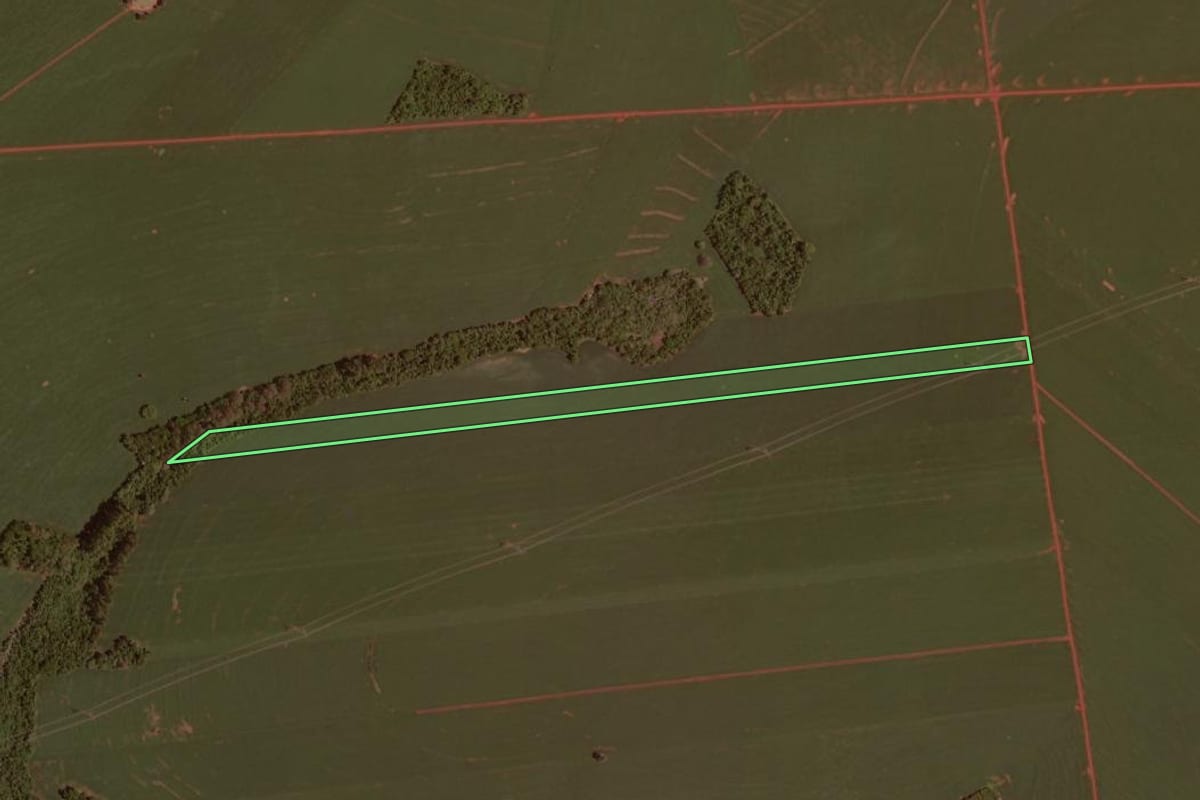 Imagem de satélite do imóvel rural em Ubiratã (PR), com o contorno declarado no CAR desenhado por cima.