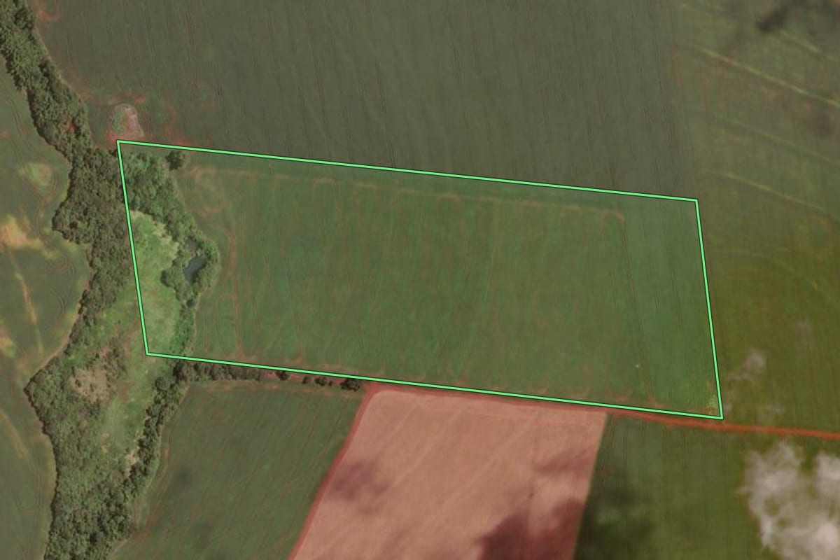 Imagem de satélite do imóvel rural em Ubiratã (PR), com o contorno declarado no CAR desenhado por cima.