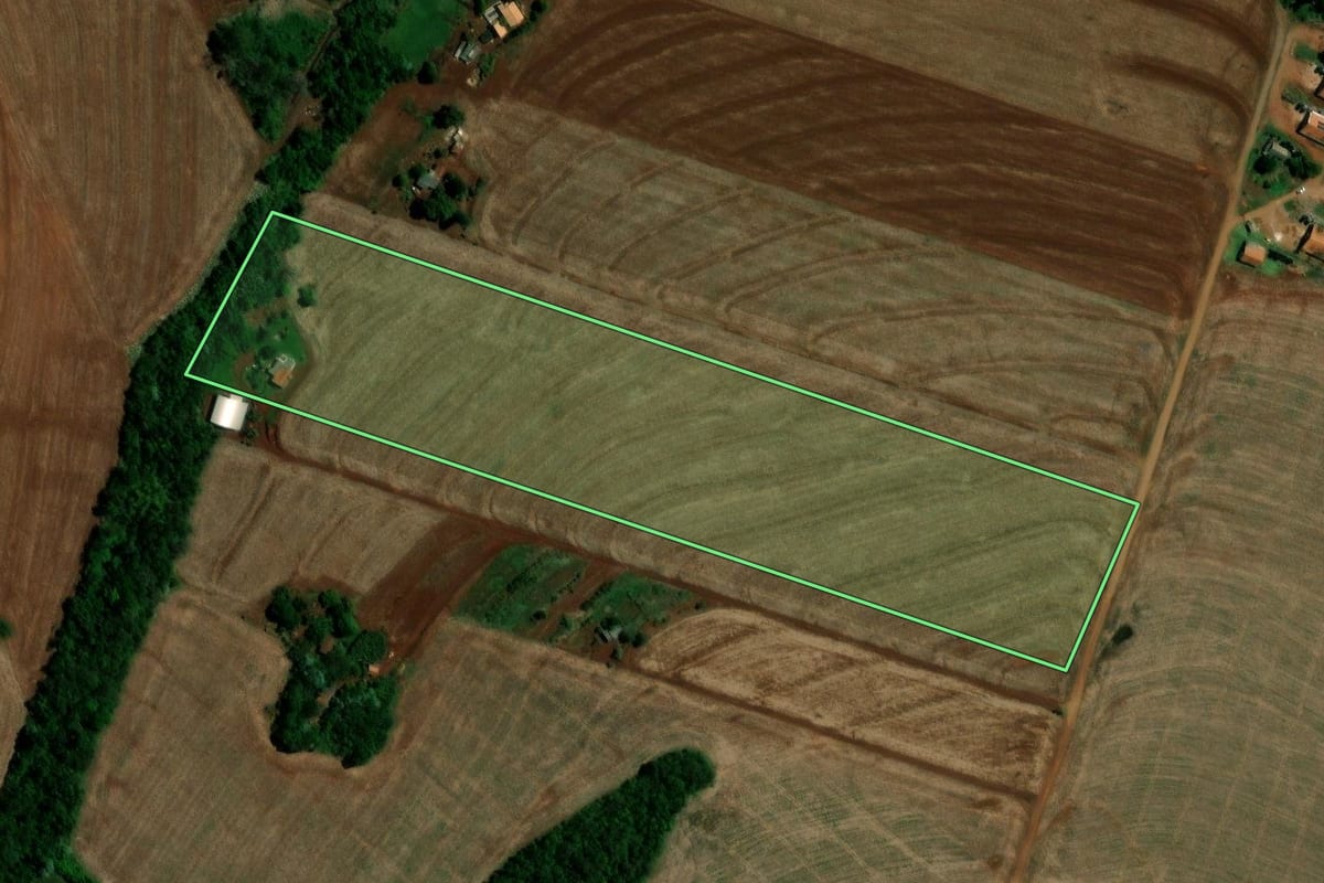 Imagem de satélite do imóvel rural em Ubiratã (PR), com o contorno declarado no CAR desenhado por cima.