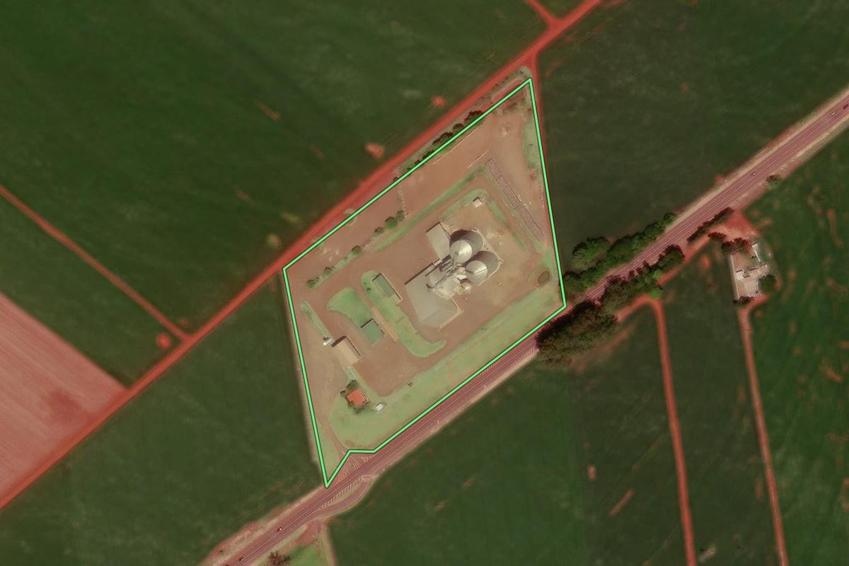 Imagem de satélite do imóvel rural em Ubiratã (PR), com o contorno declarado no CAR desenhado por cima.