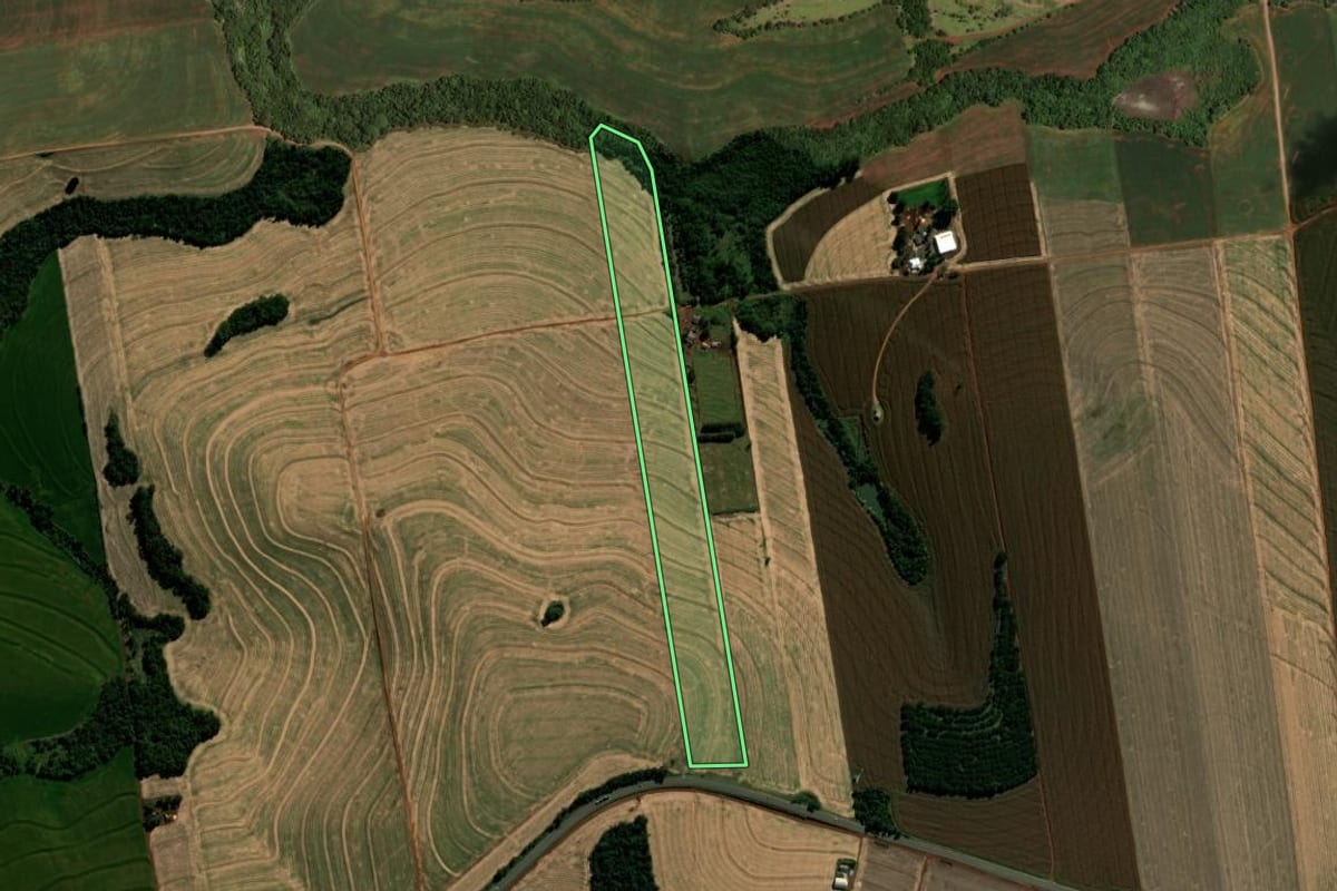 Imagem de satélite do imóvel rural em Ubiratã (PR), com o contorno declarado no CAR desenhado por cima.