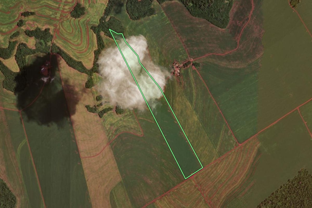 Imagem de satélite do imóvel rural em Ubiratã (PR), com o contorno declarado no CAR desenhado por cima.