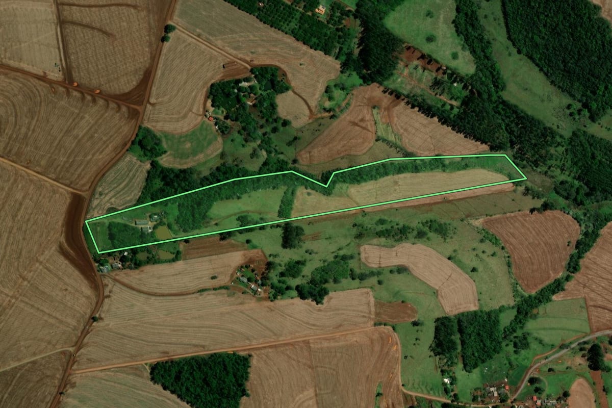 Imagem de satélite do imóvel rural em Ubiratã (PR), com o contorno declarado no CAR desenhado por cima.
