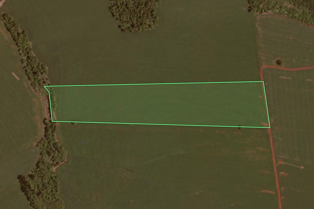 Imagem de satélite do imóvel rural em Ubiratã (PR), com o contorno declarado no CAR desenhado por cima.