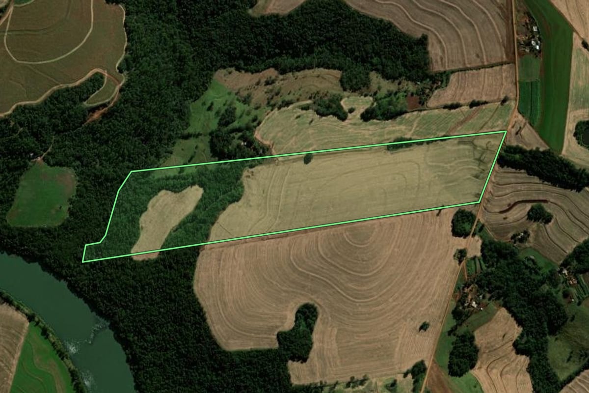 Imagem de satélite do imóvel rural em Ubiratã (PR), com o contorno declarado no CAR desenhado por cima.