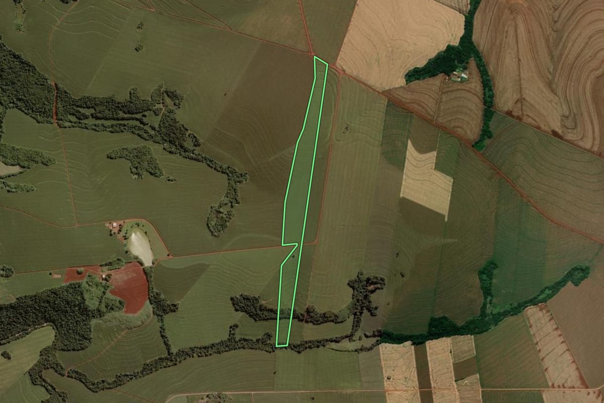 Imagem de satélite do imóvel rural em Ubiratã (PR), com o contorno declarado no CAR desenhado por cima.