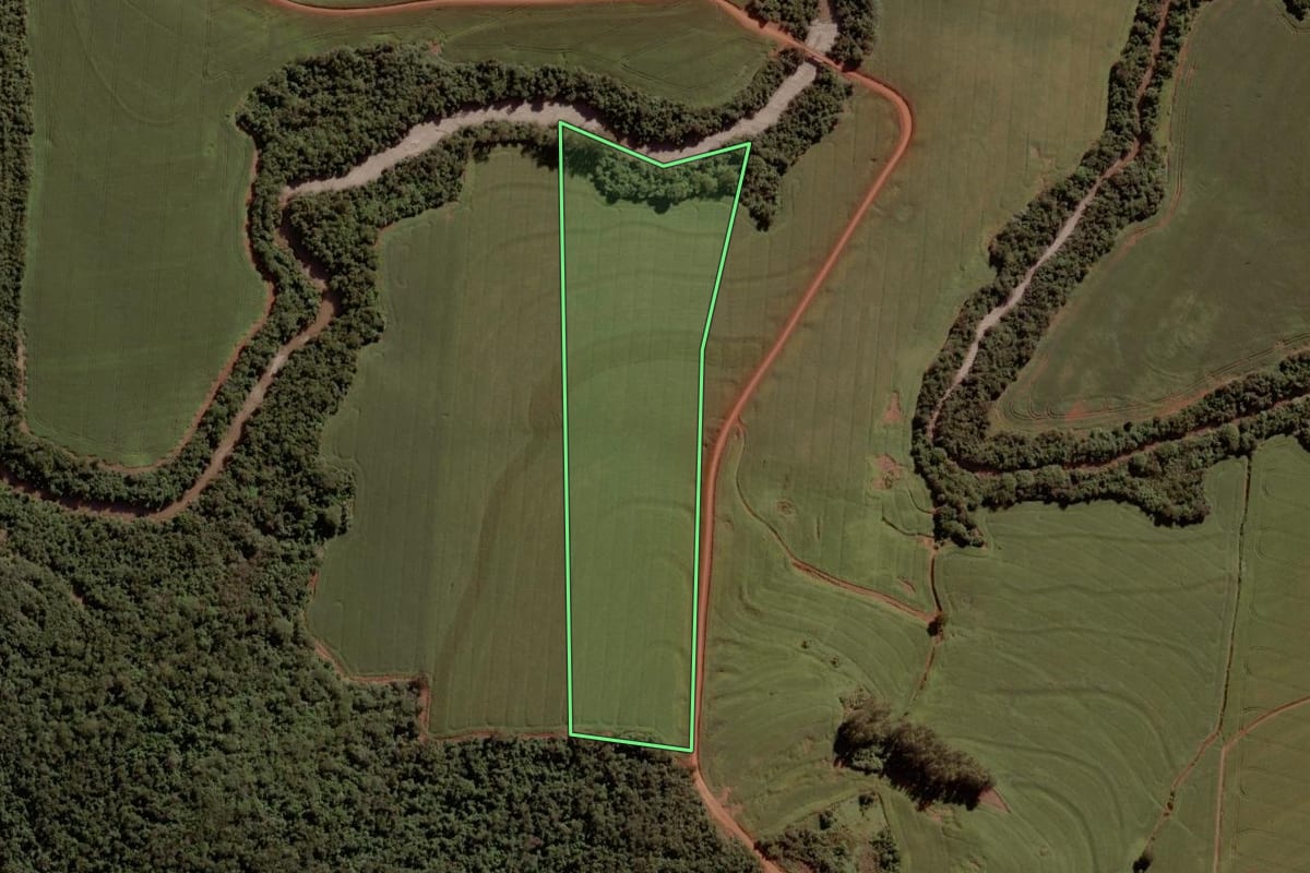 Imagem de satélite do imóvel rural em Ubiratã (PR), com o contorno declarado no CAR desenhado por cima.