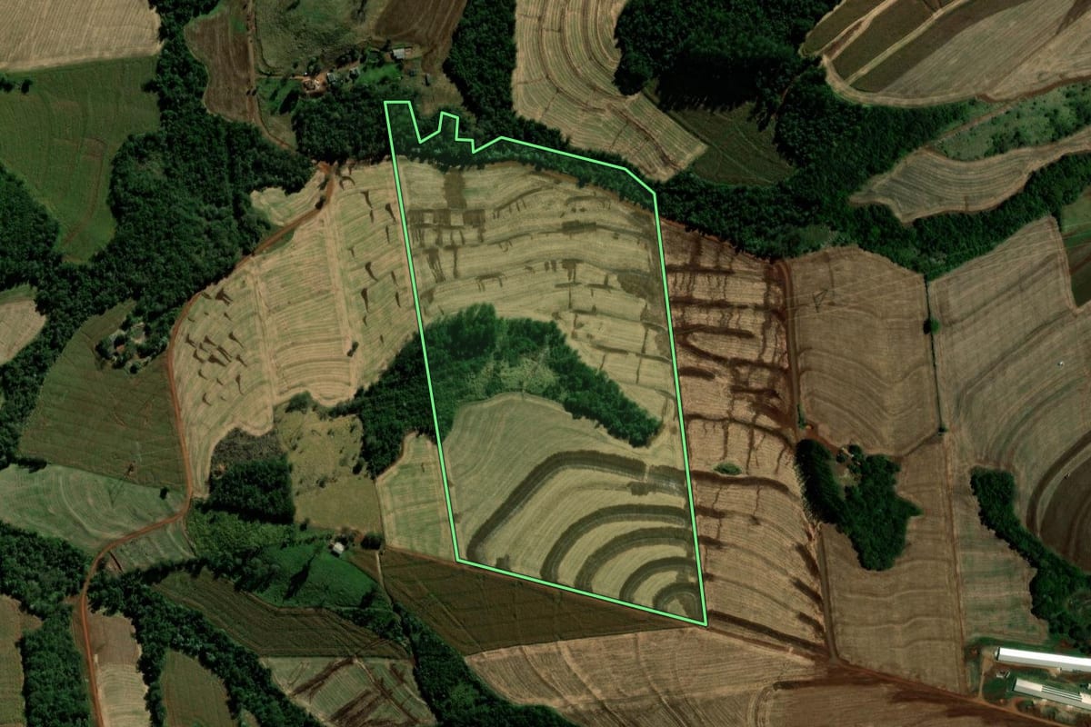 Imagem de satélite do imóvel rural em Ubiratã (PR), com o contorno declarado no CAR desenhado por cima.