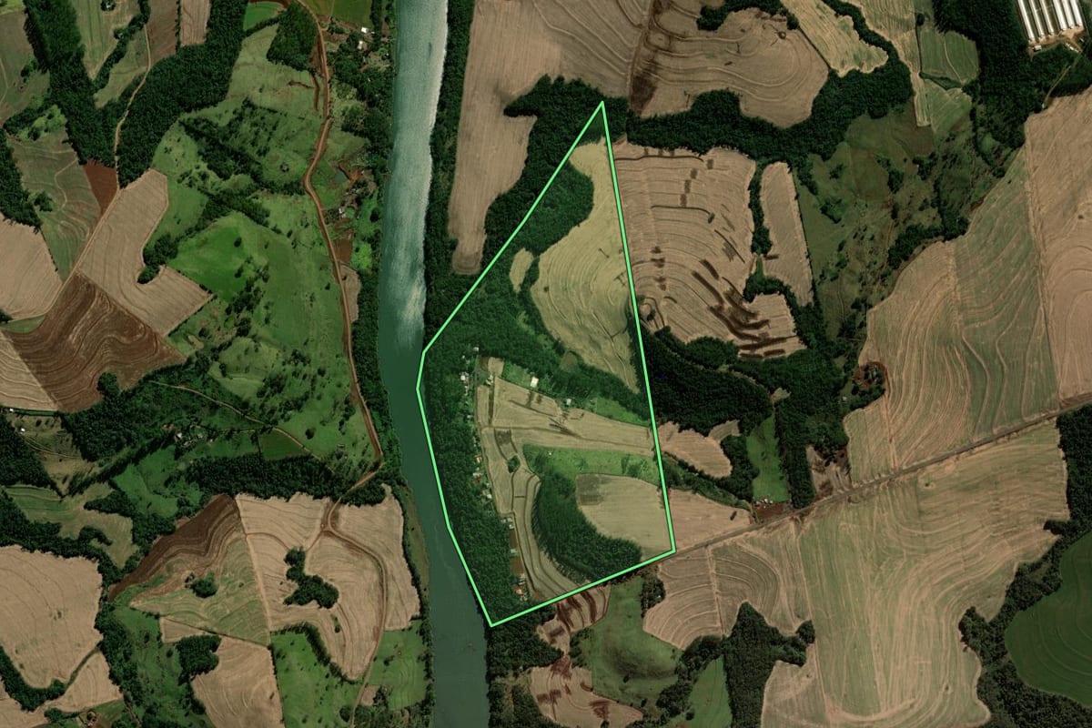 Imagem de satélite do imóvel rural em Ubiratã (PR), com o contorno declarado no CAR desenhado por cima.