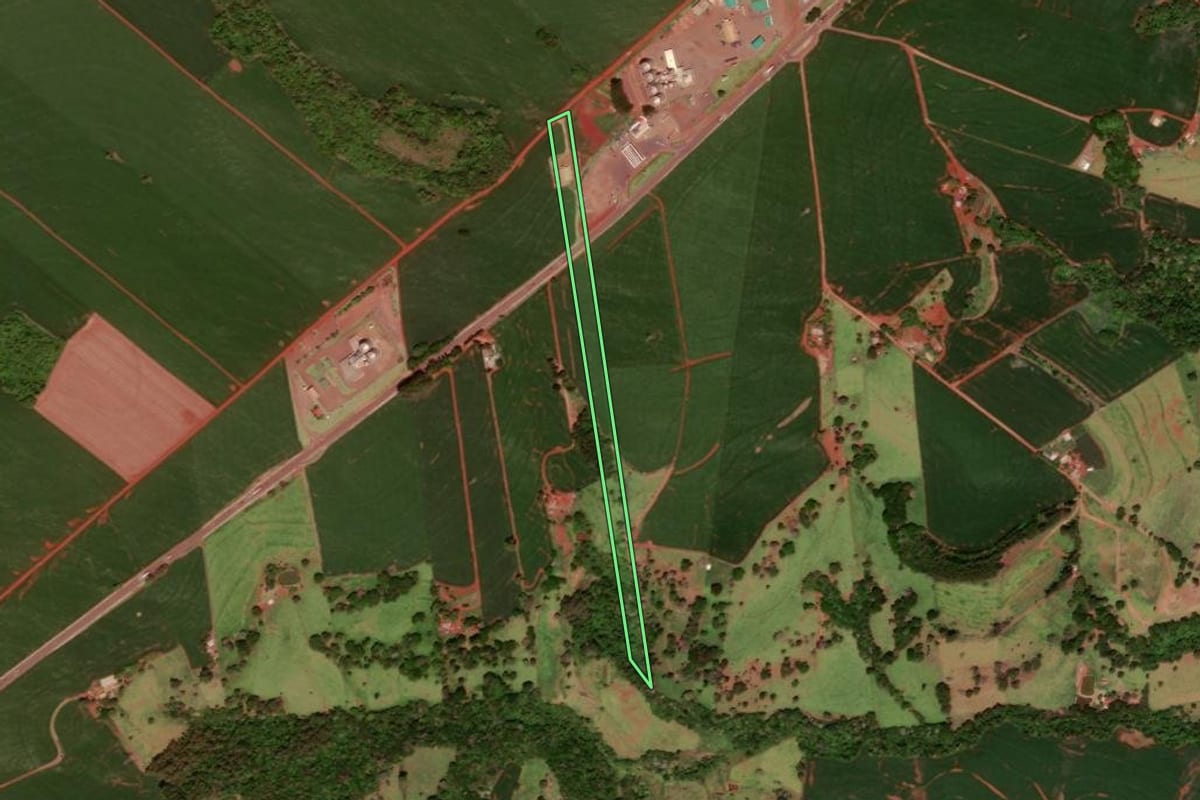 Imagem de satélite do imóvel rural em Ubiratã (PR), com o contorno declarado no CAR desenhado por cima.
