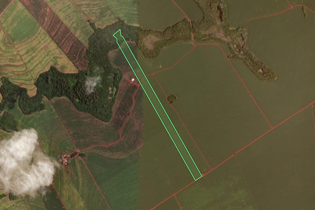 Imagem de satélite do imóvel rural em Ubiratã (PR), com o contorno declarado no CAR desenhado por cima.