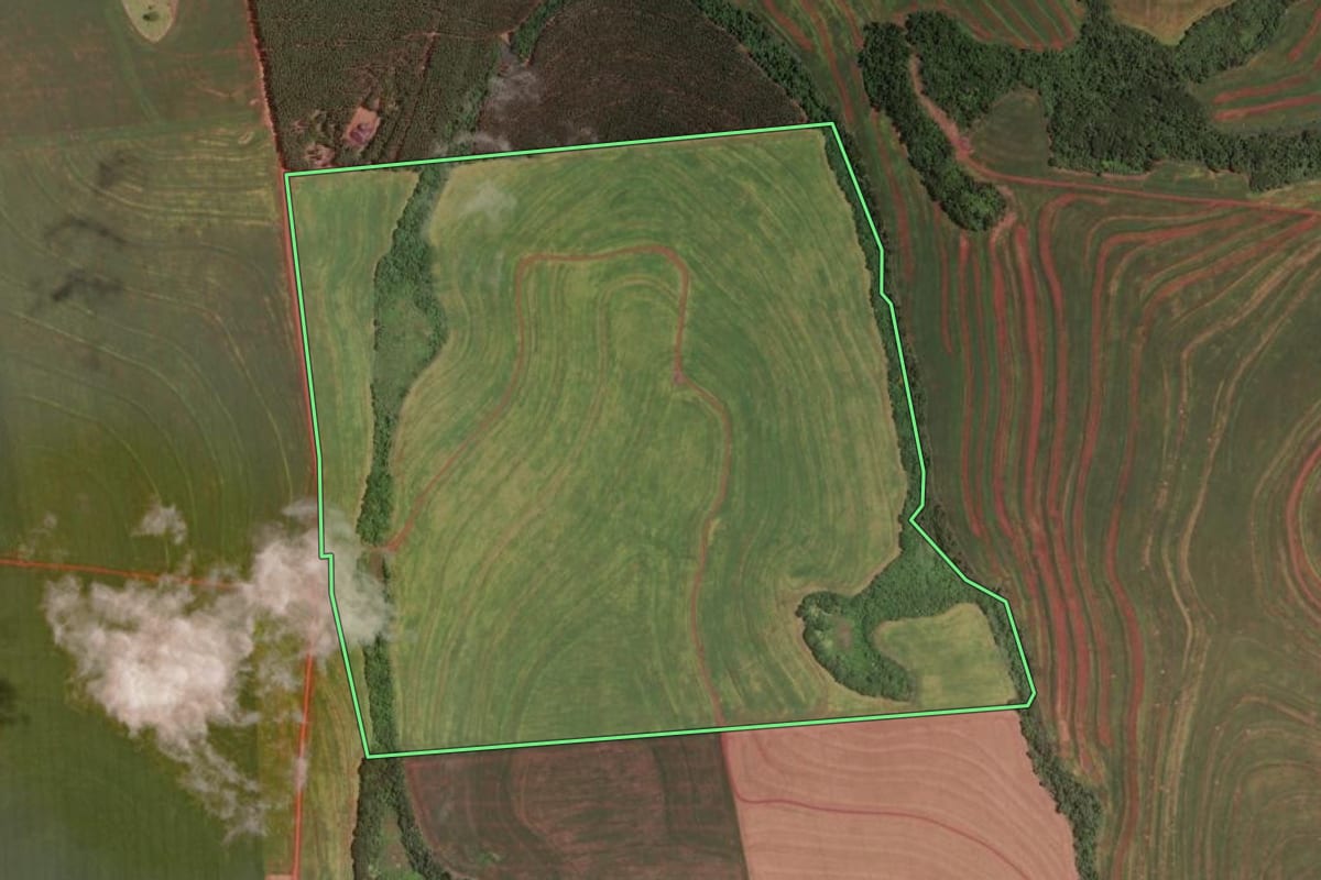 Imagem de satélite do imóvel rural em Ubiratã (PR), com o contorno declarado no CAR desenhado por cima.