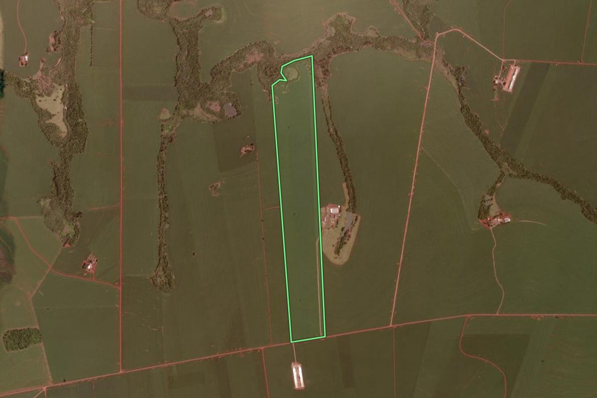 Imagem de satélite do imóvel rural em Ubiratã (PR), com o contorno declarado no CAR desenhado por cima.
