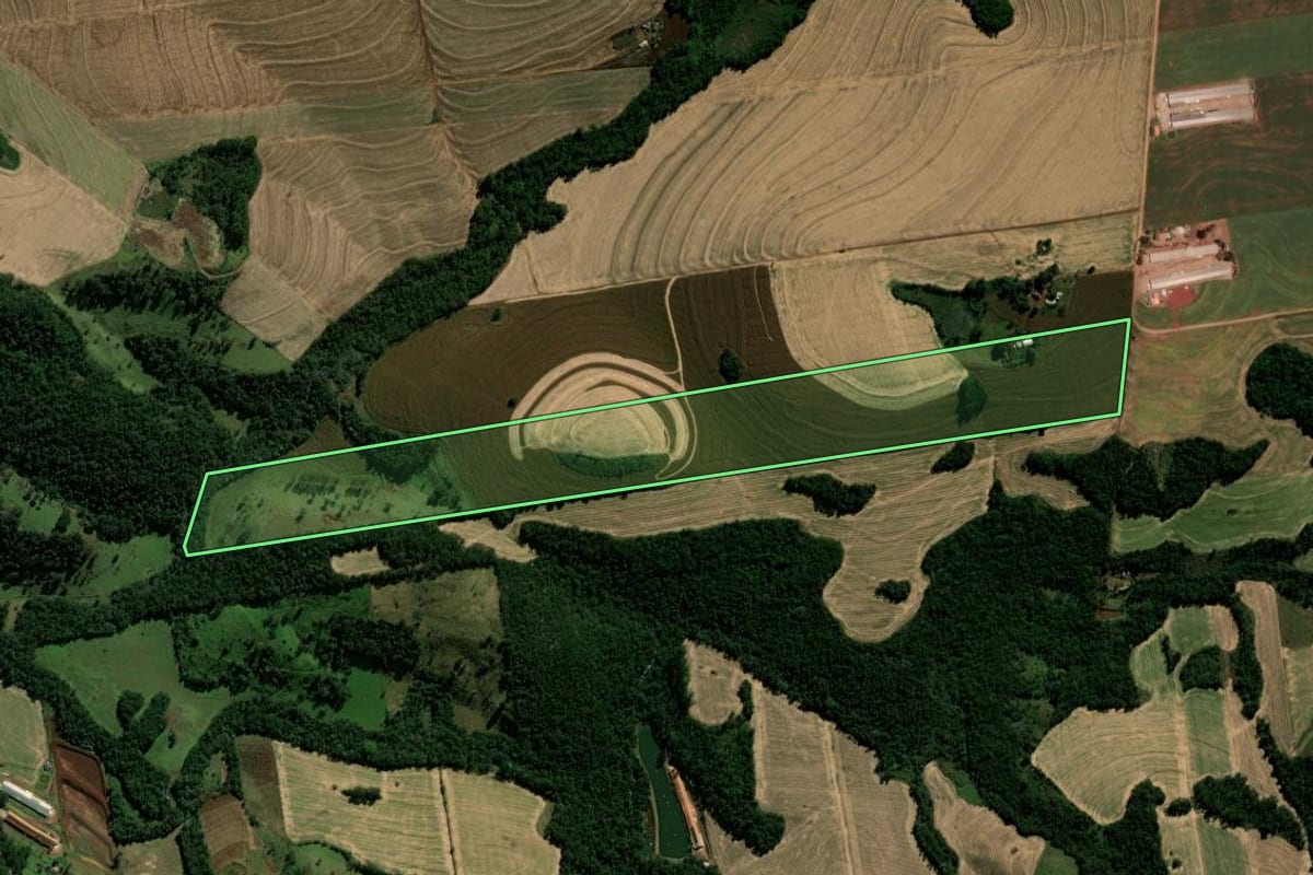 Imagem de satélite do imóvel rural em Ubiratã (PR), com o contorno declarado no CAR desenhado por cima.