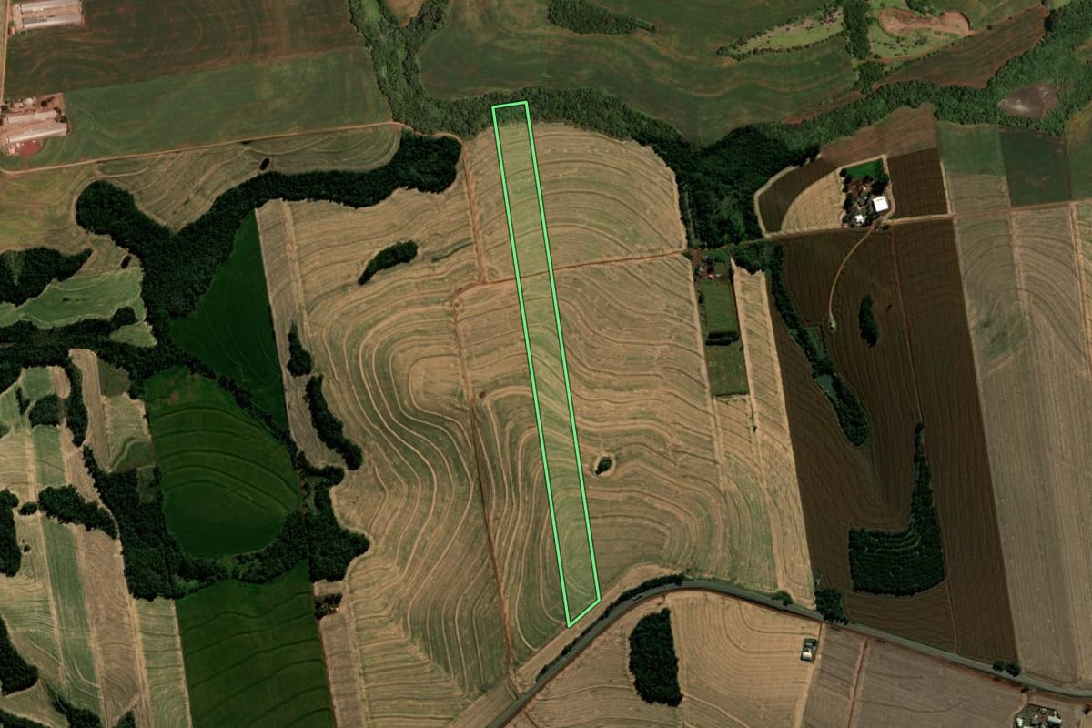 Imagem de satélite do imóvel rural em Ubiratã (PR), com o contorno declarado no CAR desenhado por cima.