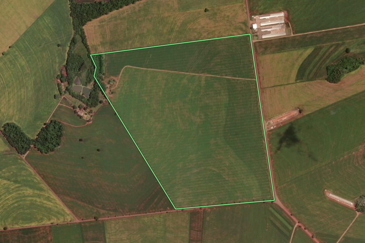 Imagem de satélite do imóvel rural em Ubiratã (PR), com o contorno declarado no CAR desenhado por cima.