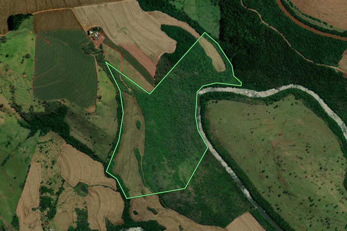 Imagem de satélite do imóvel rural em Ubiratã (PR), com o contorno declarado no CAR desenhado por cima.