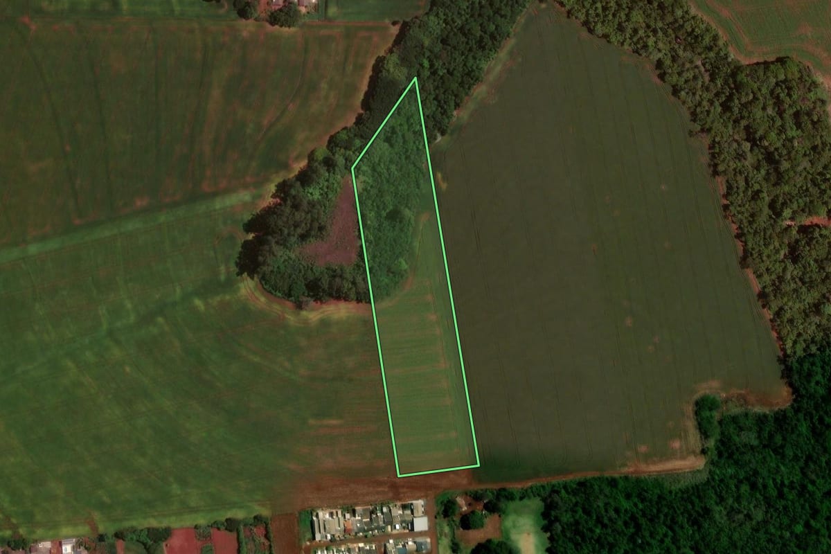 Imagem de satélite do imóvel rural em Ubiratã (PR), com o contorno declarado no CAR desenhado por cima.