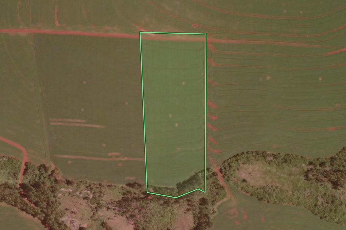 Imagem de satélite do imóvel rural em Ubiratã (PR), com o contorno declarado no CAR desenhado por cima.