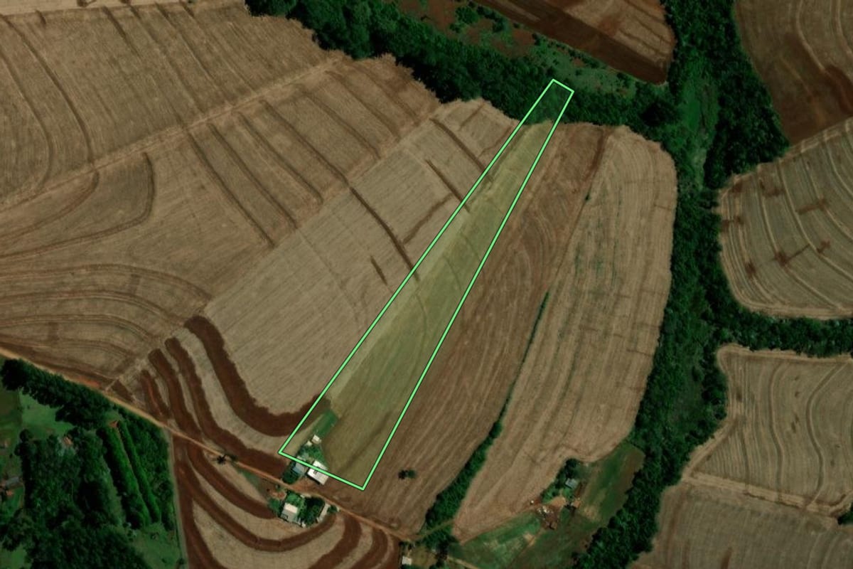 Imagem de satélite do imóvel rural em Ubiratã (PR), com o contorno declarado no CAR desenhado por cima.