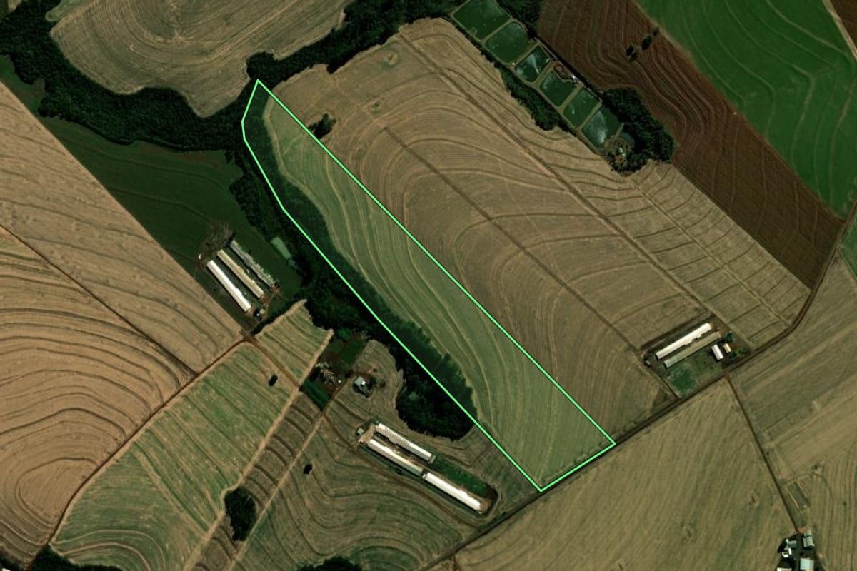 Imagem de satélite do imóvel rural em Ubiratã (PR), com o contorno declarado no CAR desenhado por cima.
