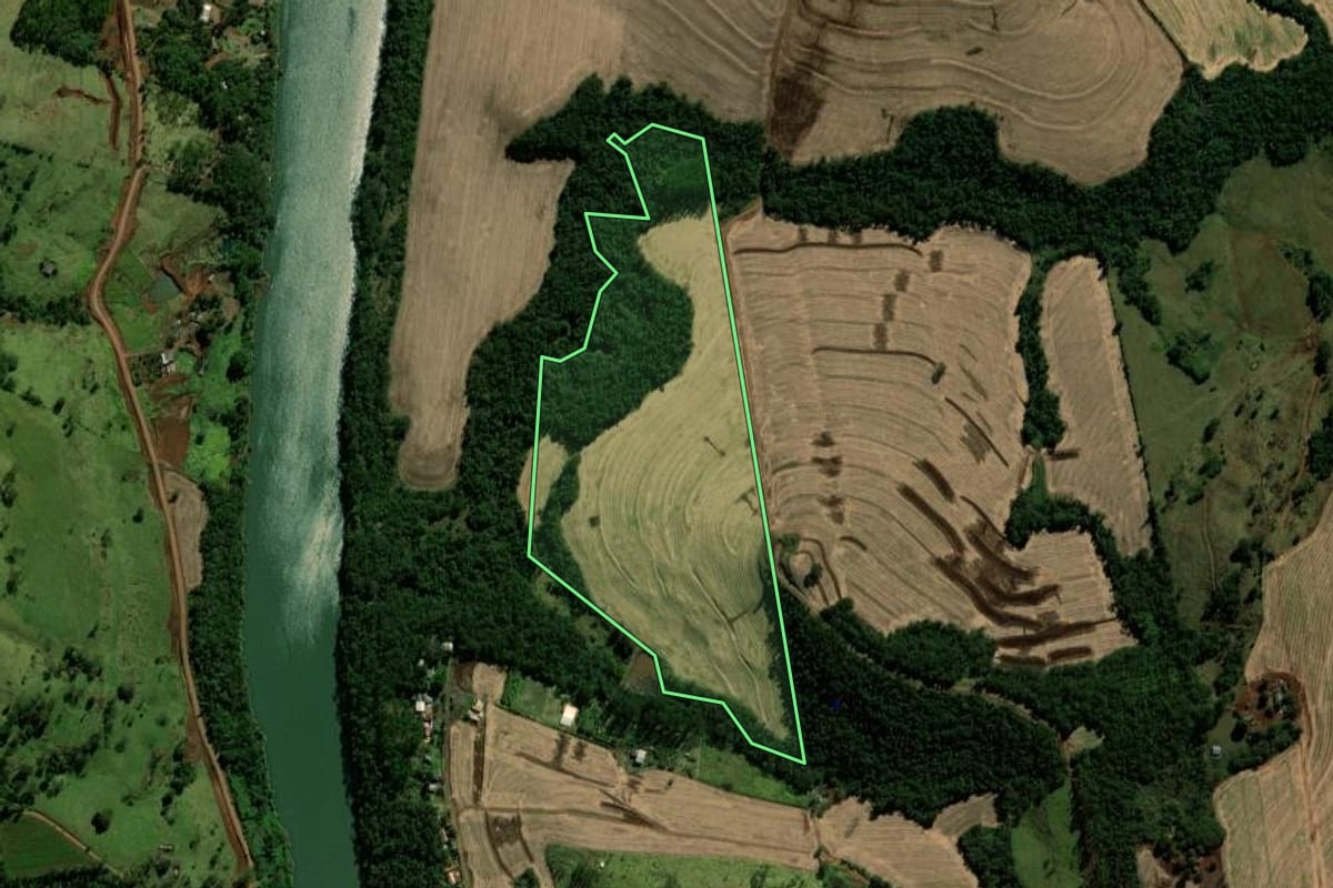 Imagem de satélite do imóvel rural em Ubiratã (PR), com o contorno declarado no CAR desenhado por cima.