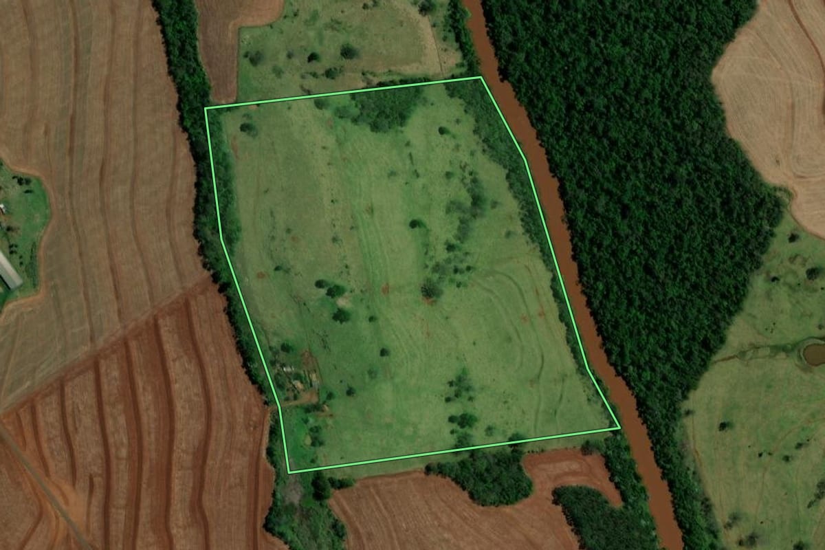 Imagem de satélite do imóvel rural em Ubiratã (PR), com o contorno declarado no CAR desenhado por cima.