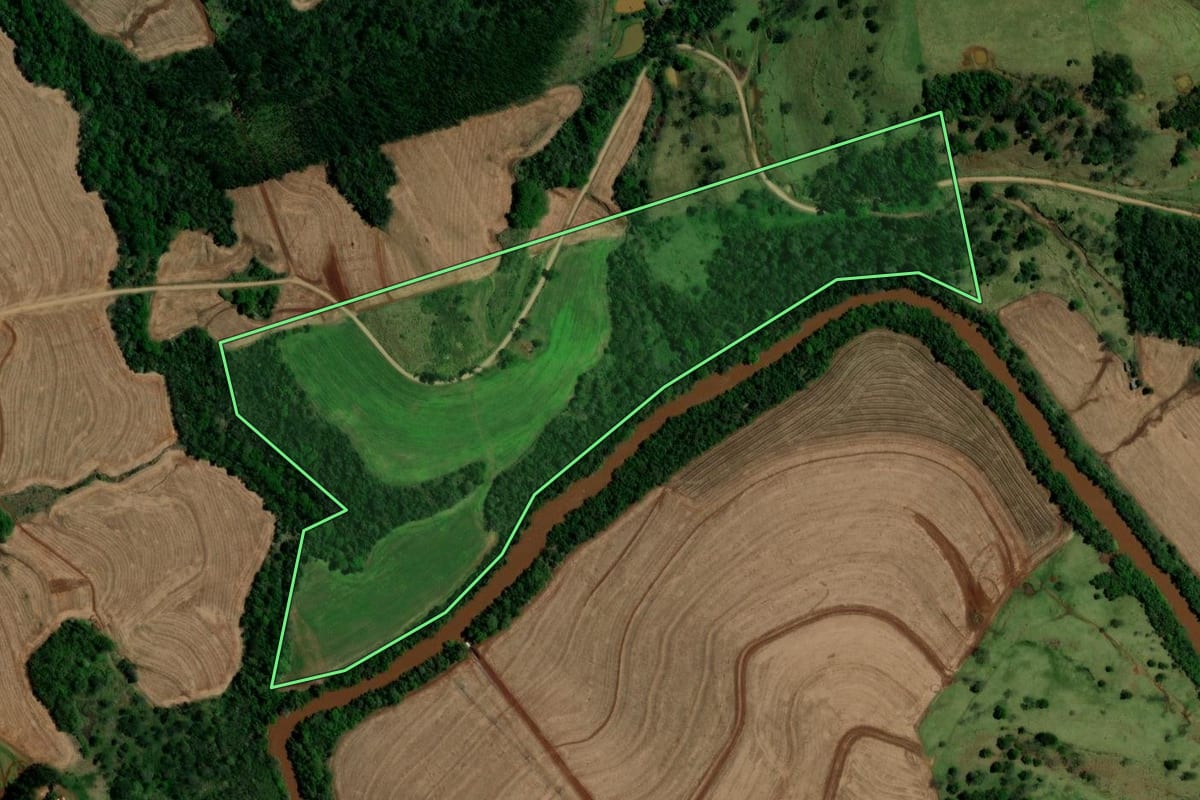 Imagem de satélite do imóvel rural em Ubiratã (PR), com o contorno declarado no CAR desenhado por cima.