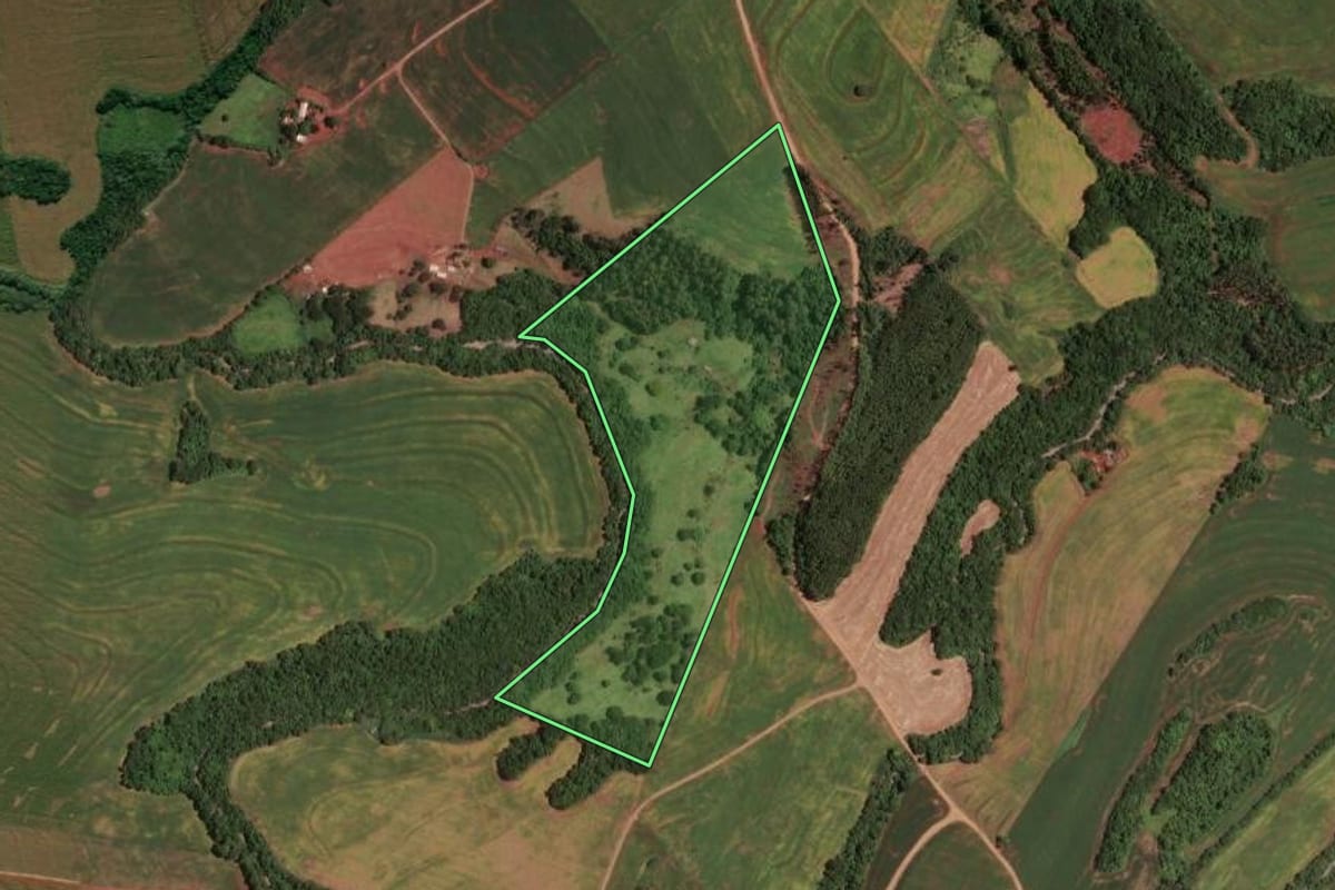 Imagem de satélite do imóvel rural em Ubiratã (PR), com o contorno declarado no CAR desenhado por cima.
