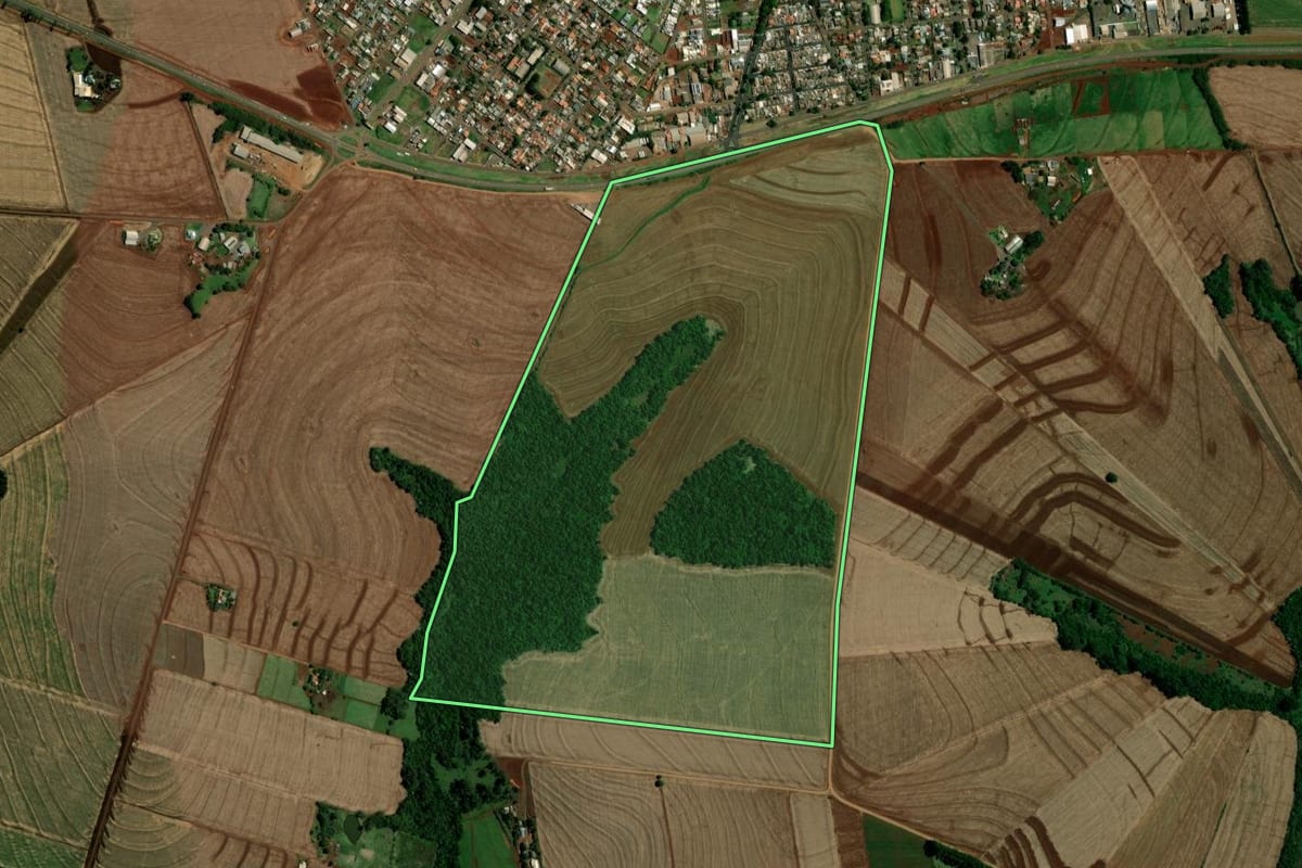 Imagem de satélite do imóvel rural em Ubiratã (PR), com o contorno declarado no CAR desenhado por cima.