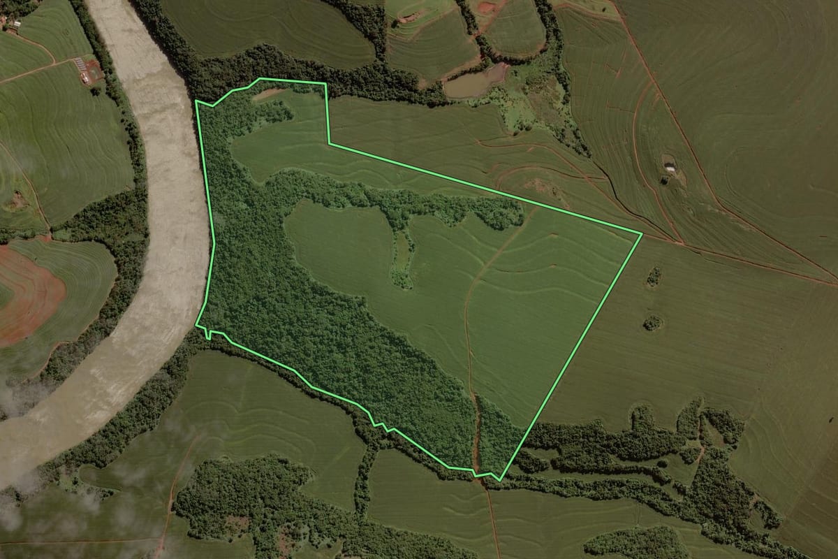 Imagem de satélite do imóvel rural em Ubiratã (PR), com o contorno declarado no CAR desenhado por cima.