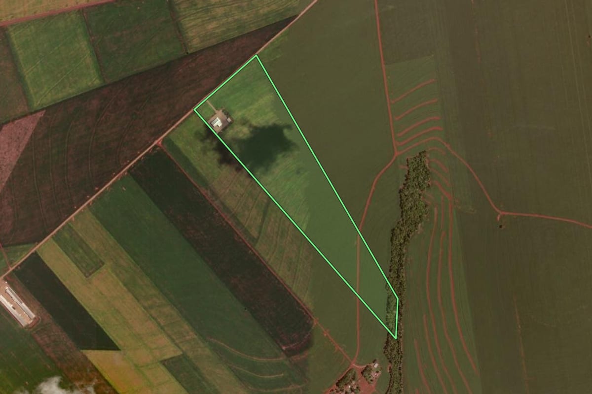 Imagem de satélite do imóvel rural em Ubiratã (PR), com o contorno declarado no CAR desenhado por cima.
