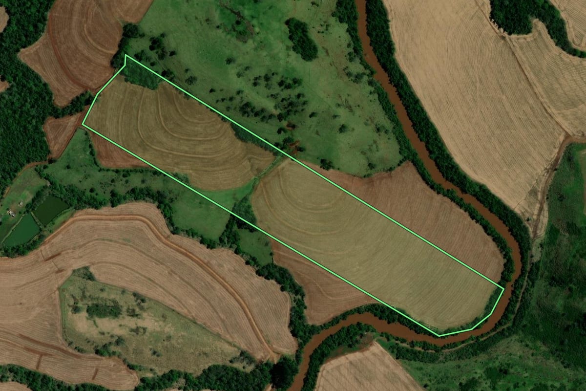 Imagem de satélite do imóvel rural em Ubiratã (PR), com o contorno declarado no CAR desenhado por cima.