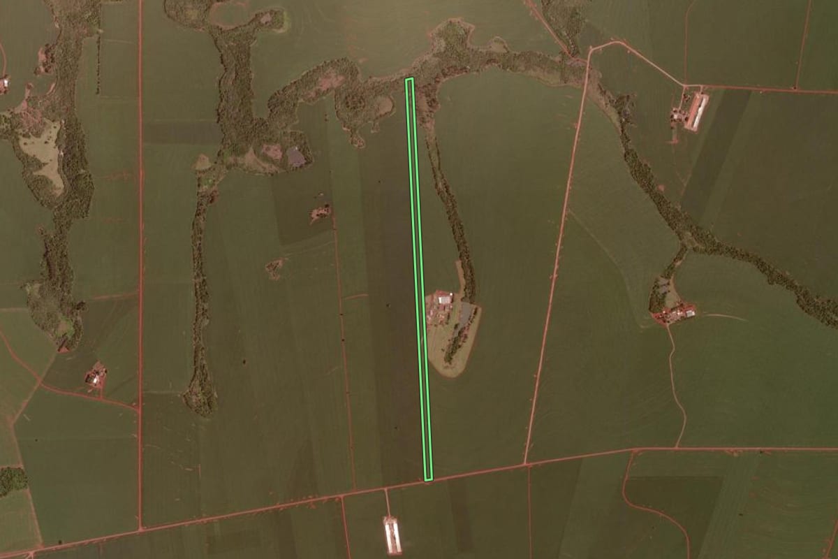 Imagem de satélite do imóvel rural em Ubiratã (PR), com o contorno declarado no CAR desenhado por cima.
