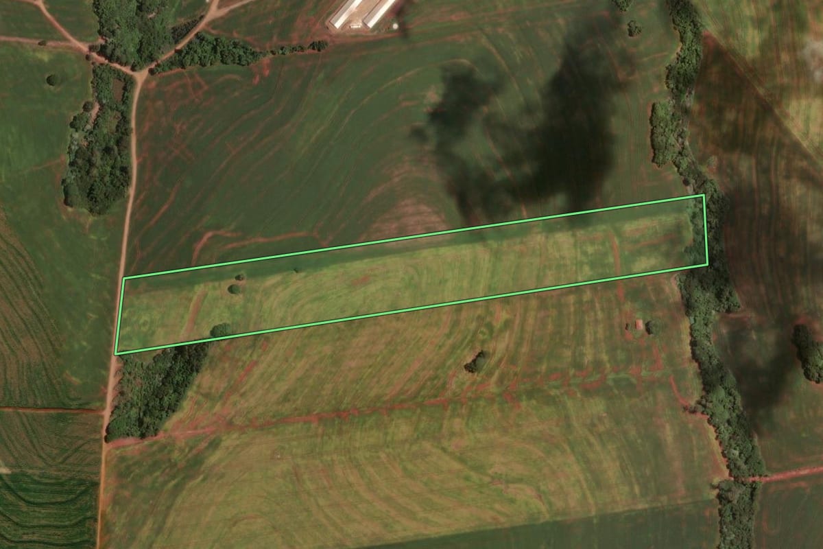 Imagem de satélite do imóvel rural em Ubiratã (PR), com o contorno declarado no CAR desenhado por cima.