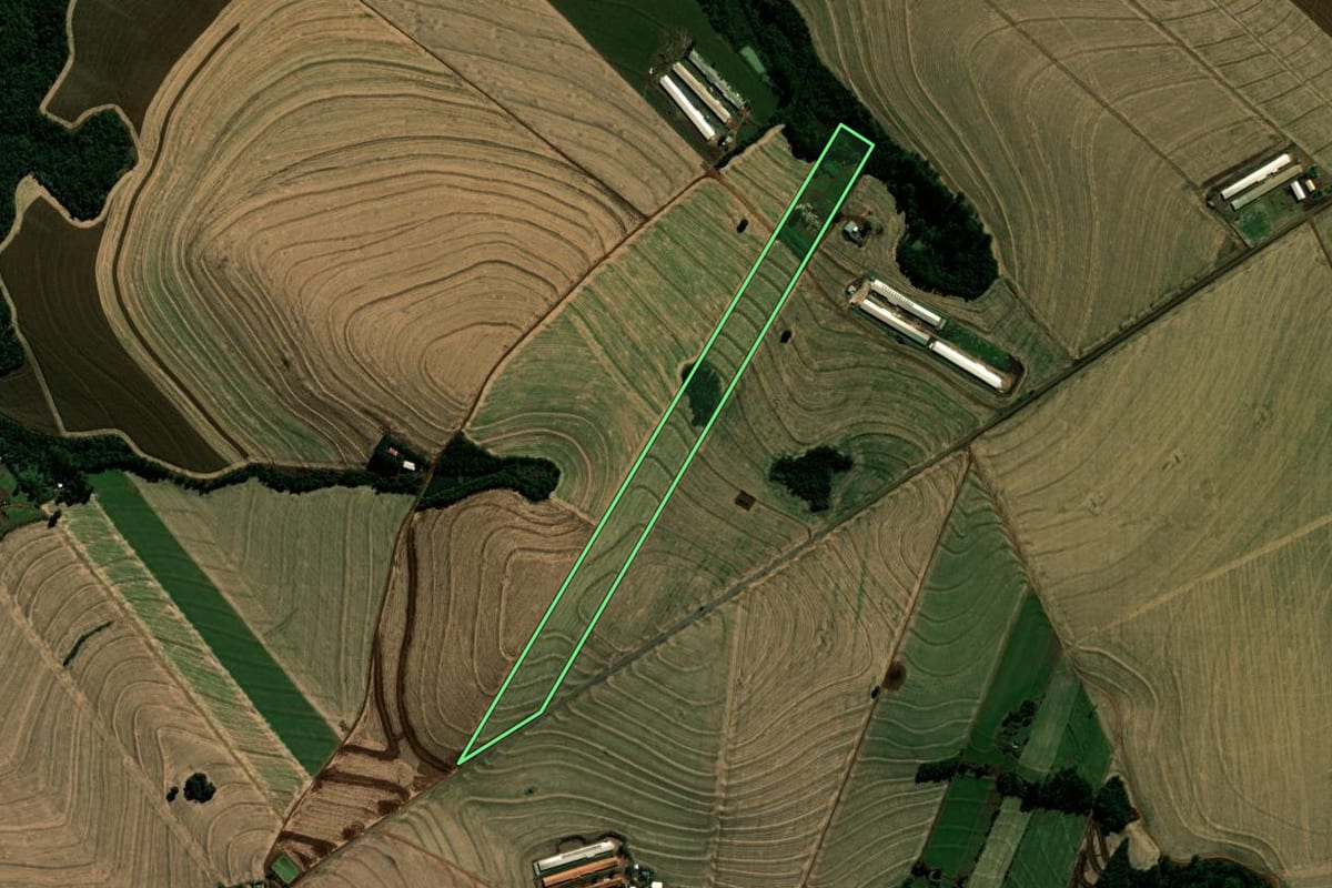 Imagem de satélite do imóvel rural em Ubiratã (PR), com o contorno declarado no CAR desenhado por cima.
