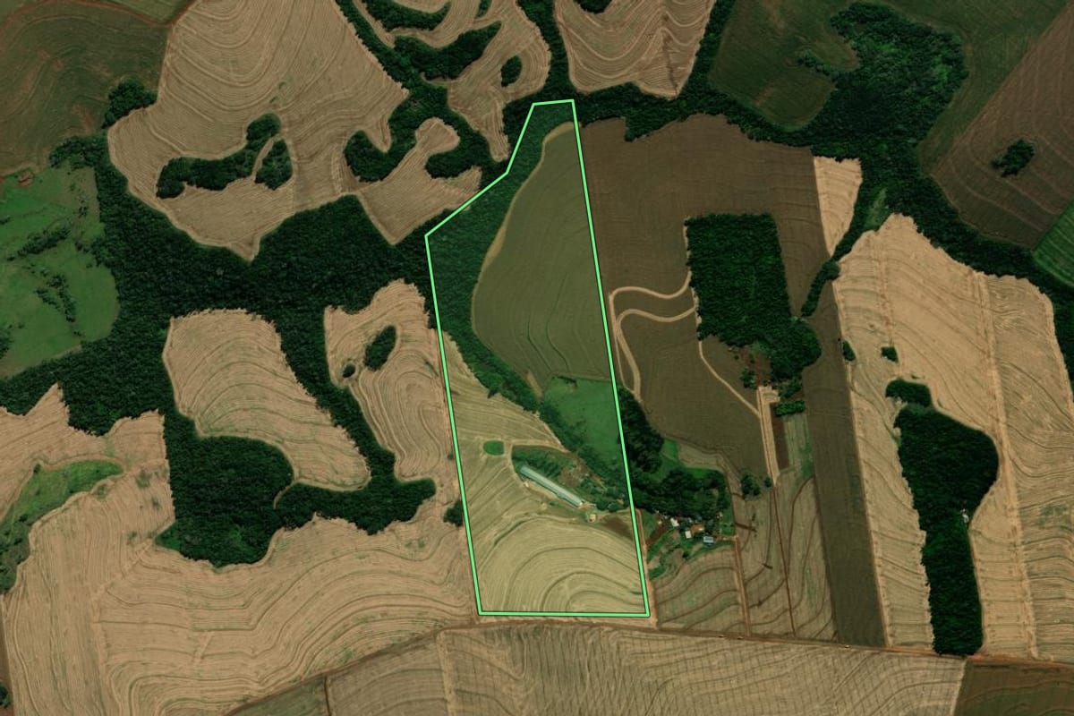 Imagem de satélite do imóvel rural em Ubiratã (PR), com o contorno declarado no CAR desenhado por cima.