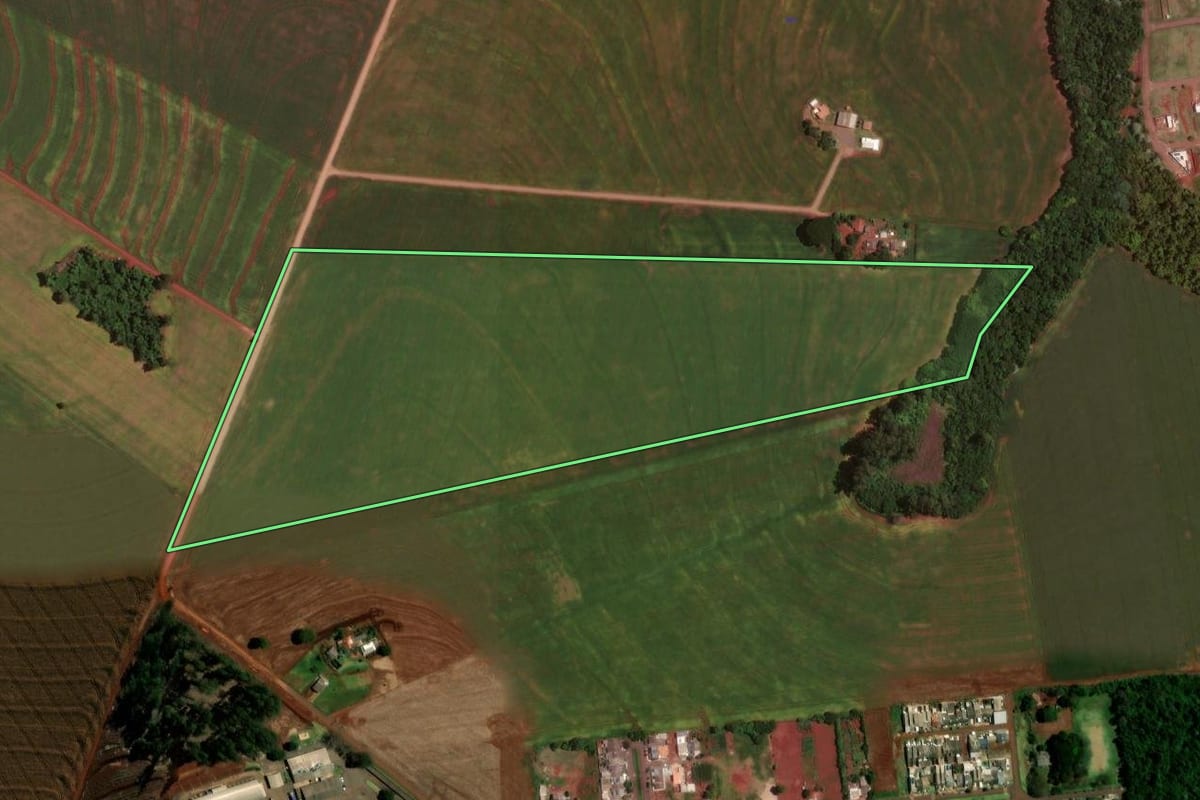 Imagem de satélite do imóvel rural em Ubiratã (PR), com o contorno declarado no CAR desenhado por cima.