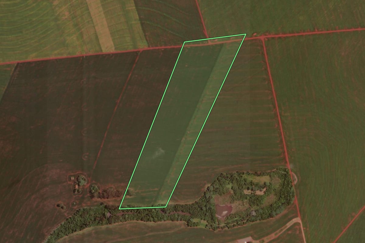 Imagem de satélite do imóvel rural em Ubiratã (PR), com o contorno declarado no CAR desenhado por cima.