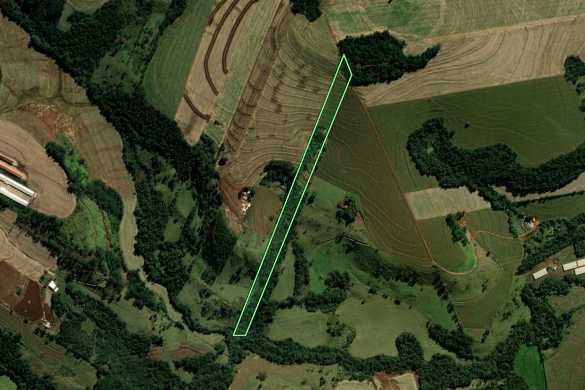 Imagem de satélite do imóvel rural em Ubiratã (PR), com o contorno declarado no CAR desenhado por cima.