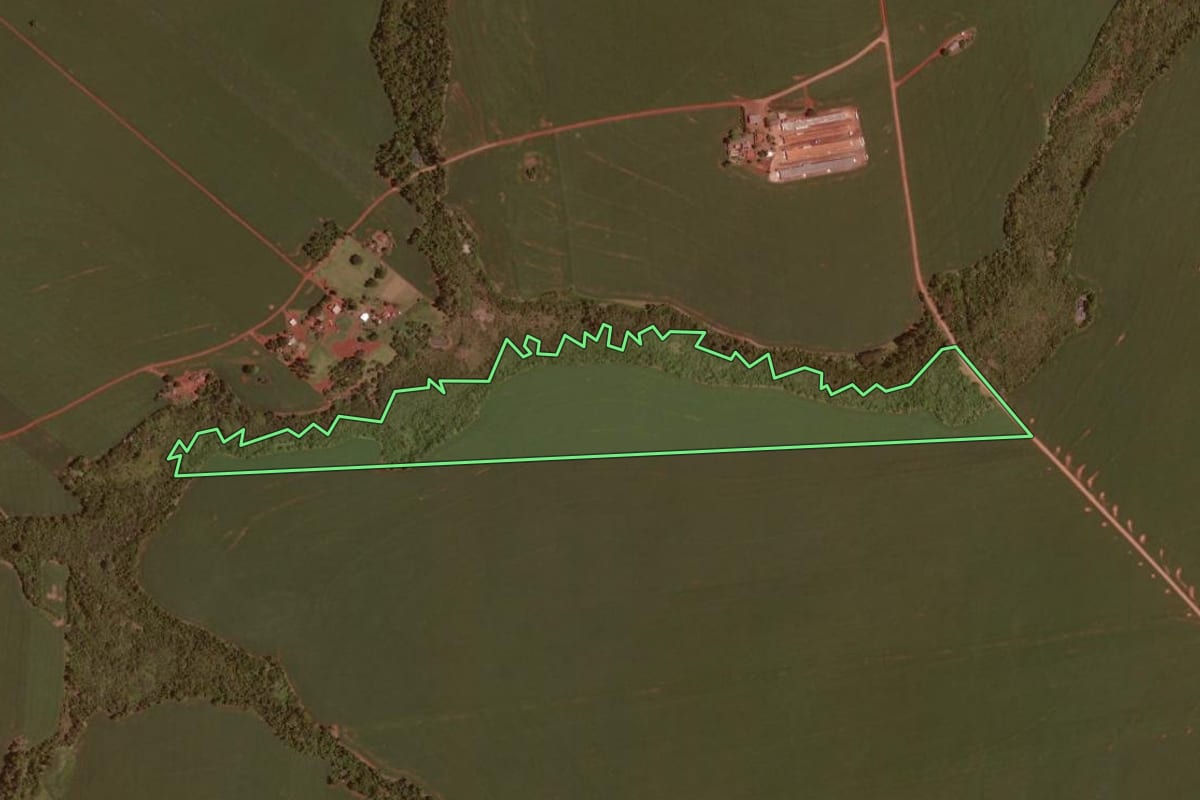 Imagem de satélite do imóvel rural em Ubiratã (PR), com o contorno declarado no CAR desenhado por cima.